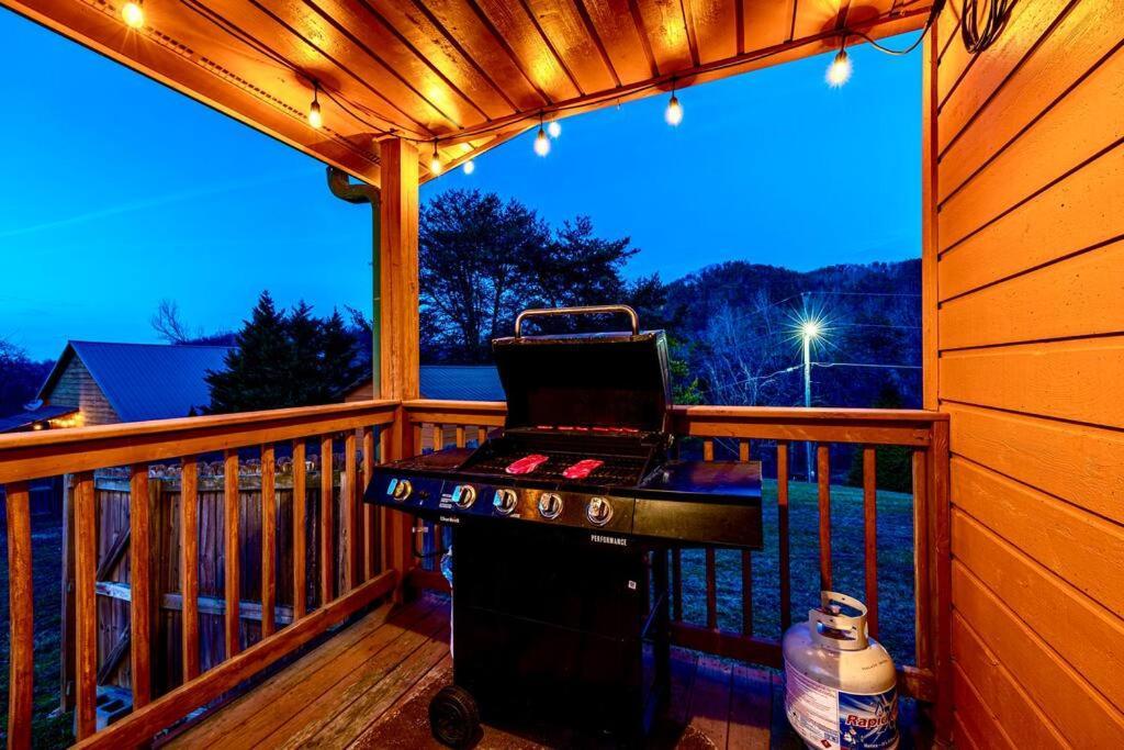 King Beds, Views, Easyroads, Pooltable, Spa, Theater, Outdoor Fun Villa Sevierville Exterior photo